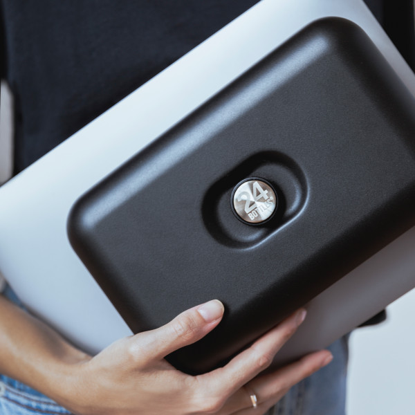 Durch ihre praktische Buchform ist die Lunchbox schnell und einfach in deiner Tasche verstaut. Farbe: schwarz