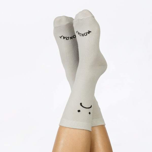 Mondey/Friday Socks - hellgraue Socke mit Monday Print und traurigen Gesicht - EAT MY SOCKS design - Fashionsocken mit Gesicht traurig