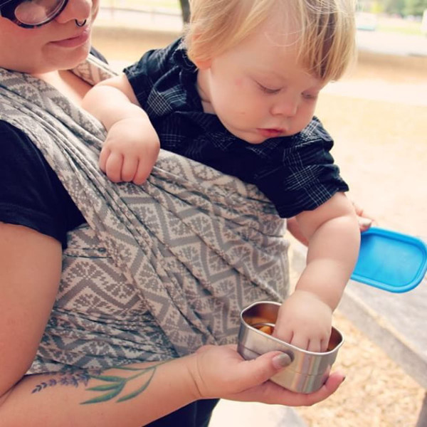Lunchdose klein aus Edelstahl mit Silikondeckel - SPLASH POD - Stimmungsbild Mutter mit Kind - Snacks