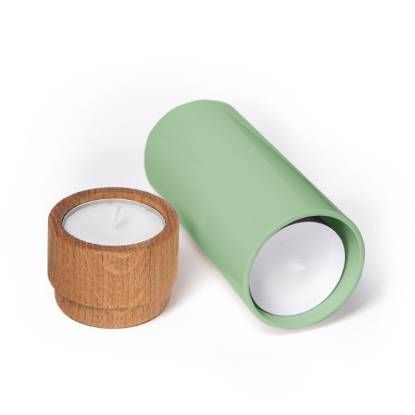 FAIRWERK Teelichthalter aus Eiche mit blassgrüner Metallbasis für Ersatz-Teelichter. Design Teelichthalter AKKU.