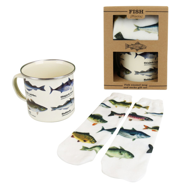 Dieses Geschenkset ist perfekt für jeden, der etwas mit Fischen am Hut hat. Henkeltasse und Socken mit Fisch Motiv - Gift Republic - Geschenk für Angler.