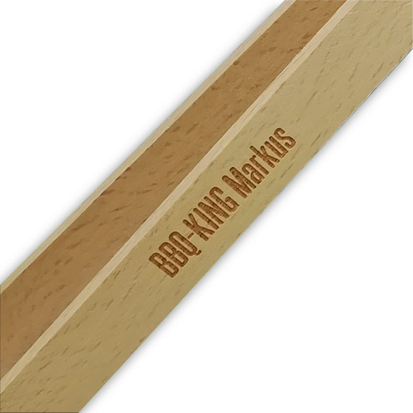 Grillzange - Individuelle Gravur - Holzzange mit persönlicher Gravur (Detailansicht)