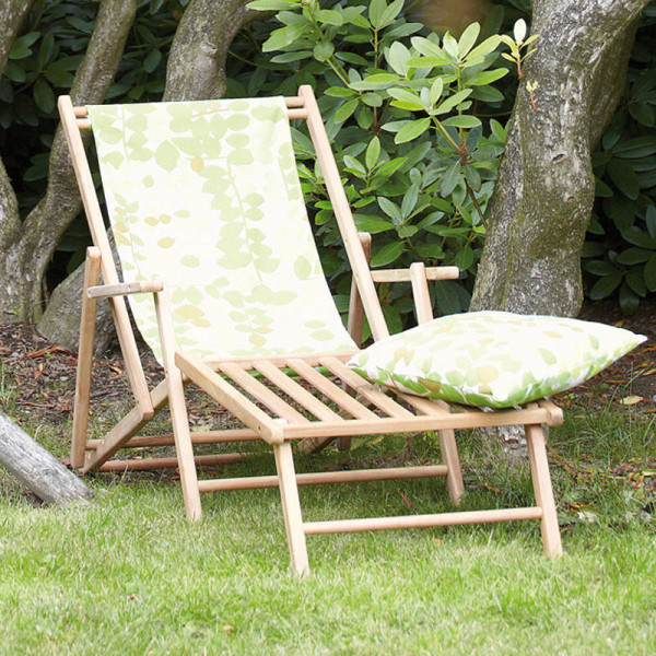 Der Deckchair MAXX mit Fußteil im Muster Greenwich Leaf.