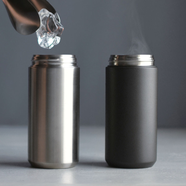 2 Thermobecher Travel Tumbler von KINTO Design in silber und schwarz - für heiße und kalte Getränke geeignet.