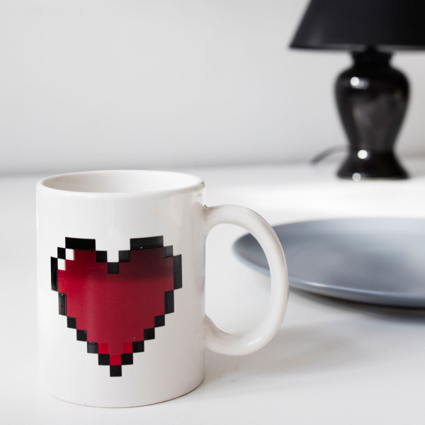 Tasse Herz - Morph Mug PIXEL HEART - Wechselmotiv - Henkeltasse mit Pixelherz - Bild wechselt bei Hitze - Kikkerland Design