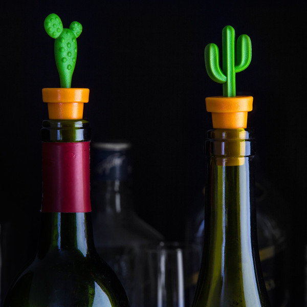 CACSTOPPER: das sind 2 Flaschenstöpsel im Kaktus-Look. Aromastopfen Kakteen von Qualy Design.