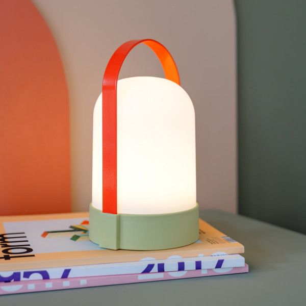 Mobile Akkulampe / Gartenlampe URI Leuchte Juna hellgrün mit orangen Bügel. Bügellampe von Remember mit USB Anschluss und Akkubetrieb. Lampe für In- und Outdoor.