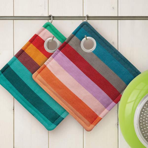 Gestreifte Ofenhandschuhe aus Baumwolle von Remember Design. Bunte Topflappen 2er-Set.