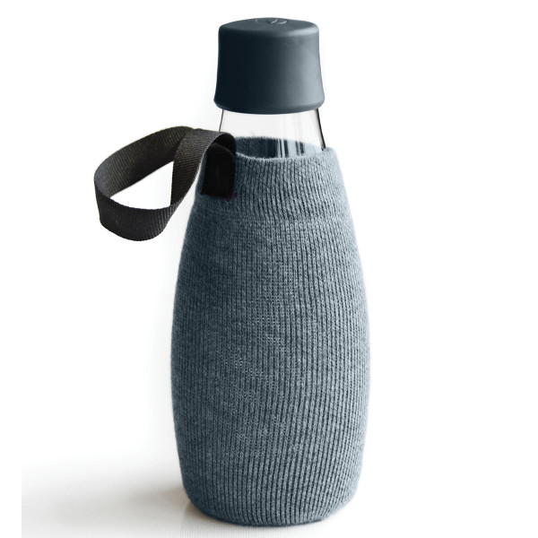 Graue Schutz- und Transporthülle aus Baumwolle mit praktischer Trageschlaufe für die Design-Trinkflasche 0,5 Liter von Retap.