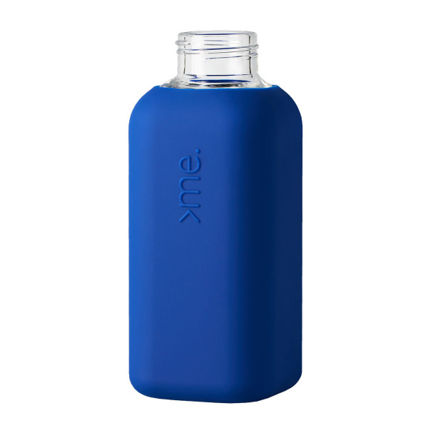 Squireme. Design Trinkflasche aus Glas mit Silikon-Bezug in dunkelblau - offen