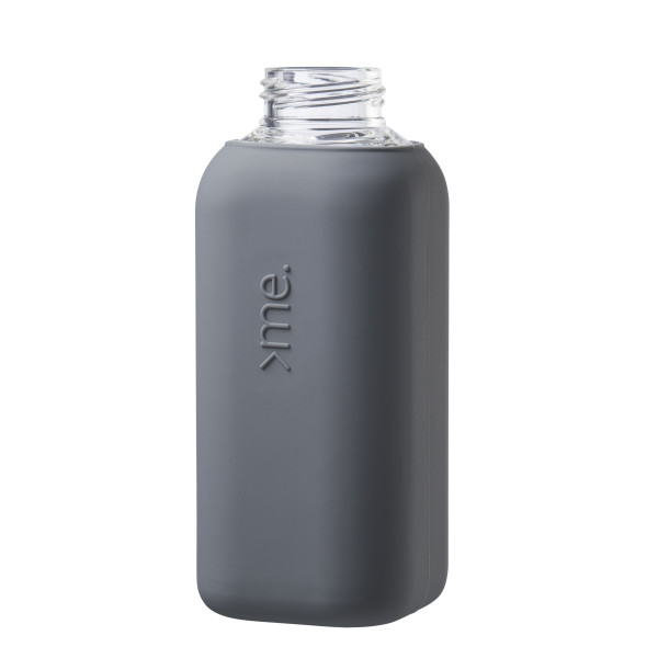 Squireme. - eckige, graue Design Trinkflasche mit Silikonbezug und Lederband. Breite Öffnung für einfaches Trinken. 0,6 l Fassungsvermögen.