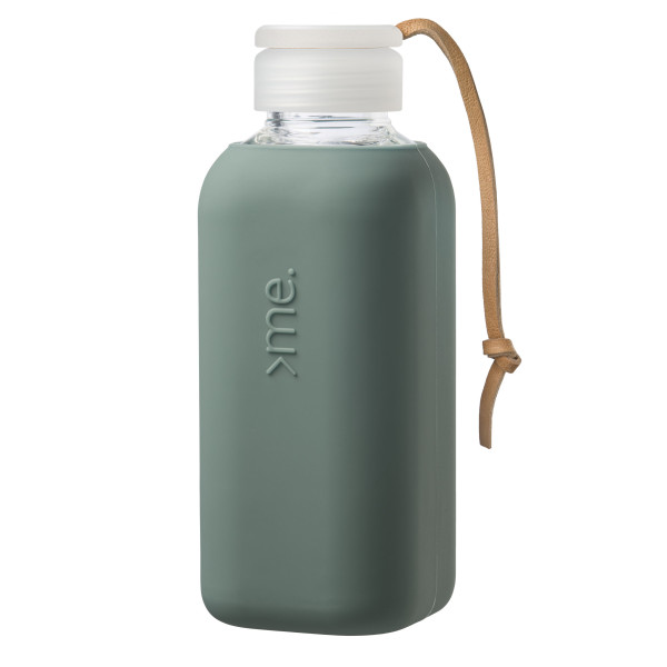 Squireme. Design Glastrinkflasche mit Silikon-Bezug in dunkelgrün (Pine Green). Fassungsvermögen 0,6 l.
