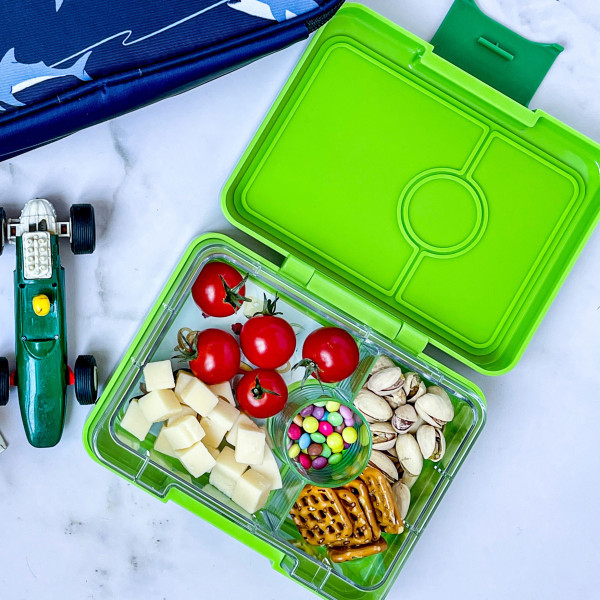 Grüne Snackbox YUMBOX SNACK lime green - Kinderlunchbox TOUCAN mit Fächern - Lunchbox für Kinder mit Unterteilungen.