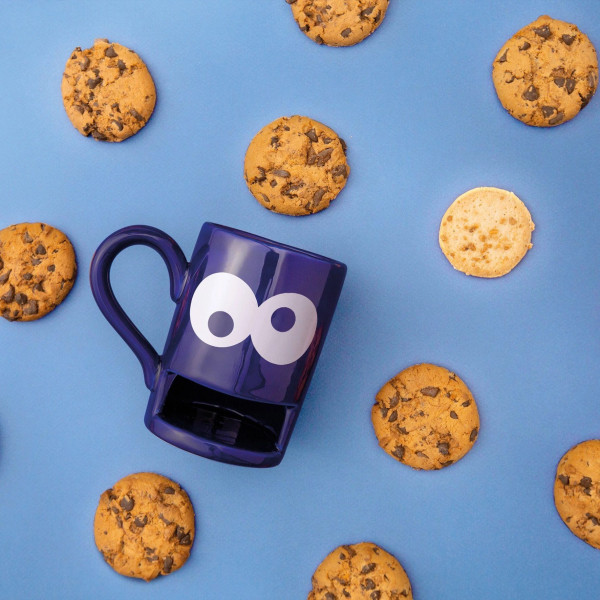 So praktisch: die blaue Monster Tasse mit Keksfach von Donkey Products.