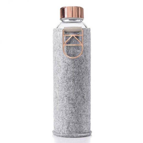MISMATCH Trinkflasche rose gold von equa Design. Glasflasche mit verchromten Schraubdeckel, Metalltragegriff und Filzhülle in grau.