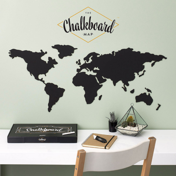 Tafel im Welkartenformat: die Chalkboard Map von luckies - Szenebild an Schreibtisch