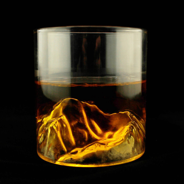 Whiskeyglas mit Bergpanorama im Inneren. Geschenkidee Whiskey-Trinker. Whiskeyglas on the Rocks von Winkee - Whisky Glas mit 3D Berg.