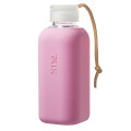 Squireme. Design Glastrinkflasche mit Silikon-Bezug in hellrosa (powder pink). Fassungsvermögen 0,6 l.