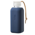 Squireme. Design Glastrinkflasche mit Silikon-Bezug in dunkelblau (navy). Fassungsvermögen 0,6 l.