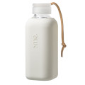 Squireme. Design Glastrinkflasche mit Silikon-Bezug in weiß (white dove). Fassungsvermögen 0,6 l.