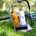 Thermosflaschen ZOO von aladdin - Modell Hund und Löwe im Fahrradkorb, liegend auf einer Wiese.