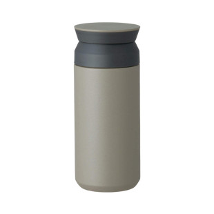 Travel Tumbler Thermobecher in khaki (schlammgrau) von KINTO Design. Doppelwandiger, BPA-freier Isolierbecher aus Edelstahl.