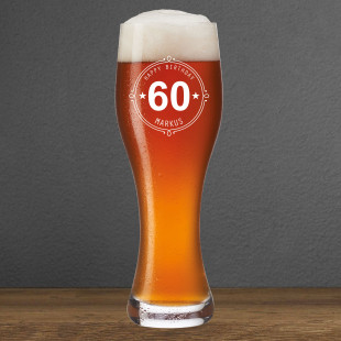 Weizenbierglas mit Geburtstagsgravur von Leonardo Design. Weizenbierglas mit Gravur HAPPY BIRTHDAY. Personalisierbar mit Name und Alter.