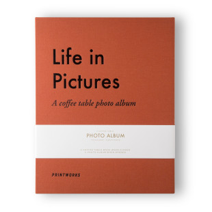 Hochwertiges Fotoalbum mit Stoffbezug von Printworks. Das Bilderbuch hat einen rostroten Einband und einen geprägten Schriftzug: Life in Pictures.