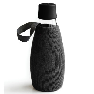 Schwarze Schutz- und Transporthülle aus Baumwolle mit praktischer Trageschlaufe für die Design-Trinkflasche 0,5 Liter von Retap.