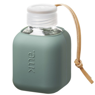Squireme. Design Glastrinkflasche mit Silikon-Bezug in Pine (dunkelgrün). Fassungsvermögen 0,37 l.