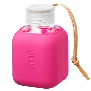 Squireme. Design Glastrinkflasche mit Silikon-Bezug in pink (Glam Pink). Fassungsvermögen 0,37 l.