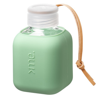 Squireme. Design Glastrinkflasche mit Silikon-Bezug in Mint Green (Minze). Fassungsvermögen 0,37 l.