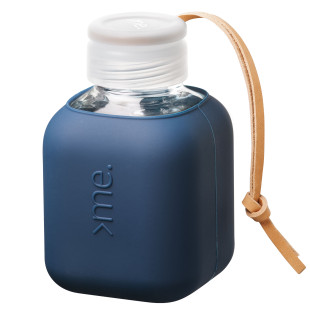 Squireme. Design Glastrinkflasche mit Silikon-Bezug in Navy (dunkelblau). Fassungsvermögen 0,37 l.