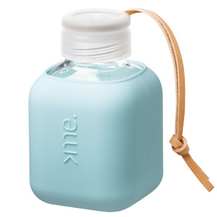 Squireme. Design Glastrinkflasche mit Silikon-Bezug in Surf Blue (hellblau). Fassungsvermögen 0,37 l.