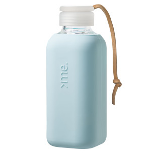 Squireme. Design Glastrinkflasche mit Silikon-Bezug in hellblau (Surf blue). Fassungsvermögen 0,6 l.