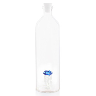 In der trendigen Wasserflasche von Balvi schwimmt eine lustige Qualle. Glasflasche 1,2 l transparent mit Qualle aus blauem Glas.